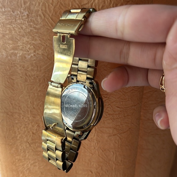 Michael kors women’s gold watch✨⏱️ - Picture 4 of 10